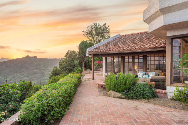 2457 Angelo Drive, Los Angeles CA: https://media.crmls.org/mediaz/eecbfea0-dd40-46c8-9a22-80e6712c32ff.jpg