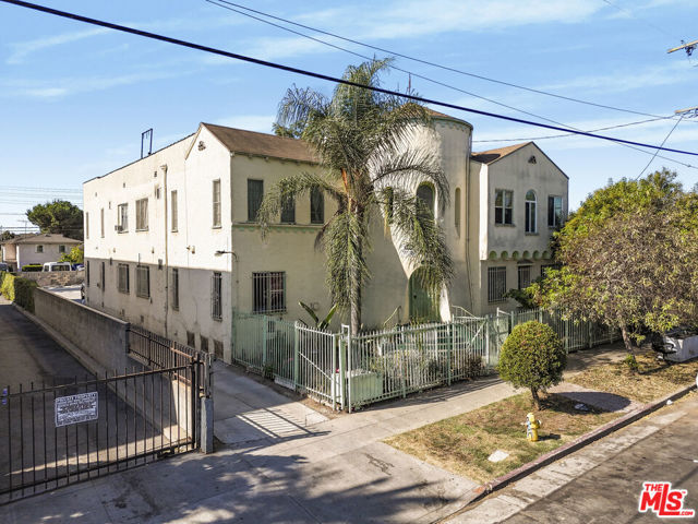 4038 Marathon Street, Los Angeles CA: https://media.crmls.org/mediaz/eecd107e-3c80-40d1-acf3-cfc58cf2609d.jpg