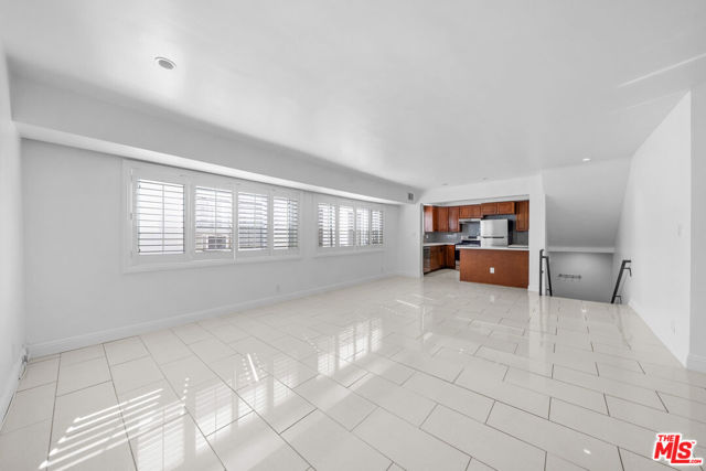 148 S Reeves Drive, Beverly Hills CA: https://media.crmls.org/mediaz/eecd6270-8168-4baf-b2fd-9dafbe644ecb.jpg