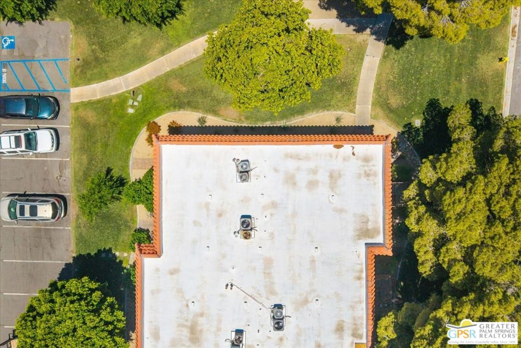 https://media.crmls.org/mediaz/eecdaafe-584e-4df5-9a26-a59d772b7bd3.jpg?preset=X-Large