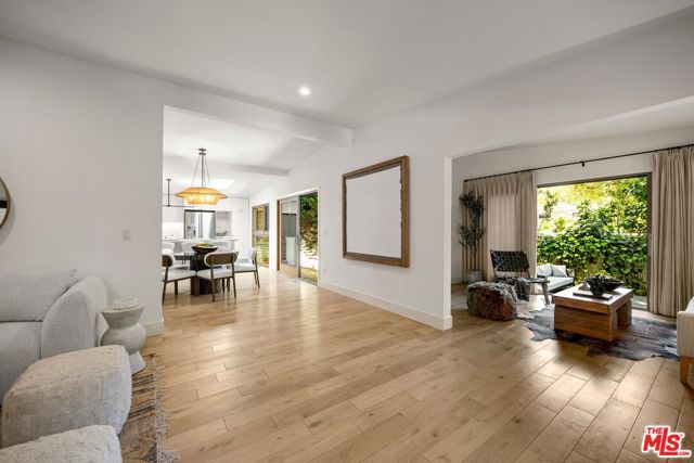 8811 Wonderland Avenue, Los Angeles CA: https://media.crmls.org/mediaz/eecde170-9c9e-46f4-935f-4ecdd285a483.jpg