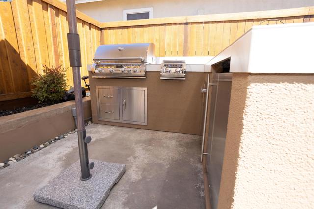5090 Archcrest Way, Sacramento CA: https://media.crmls.org/mediaz/eece7ab2-c9e2-4241-a1a7-74fcac60542b.jpg