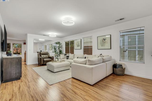 349 Cose Ln, Tracy CA: https://media.crmls.org/mediaz/eece9991-ccc9-4595-946e-64d0cc003830.jpg