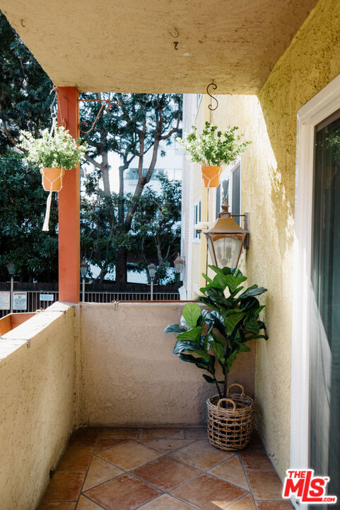 1242 S Barrington Avenue, Los Angeles CA: https://media.crmls.org/mediaz/eecf2b31-8a95-4f15-afc3-f75ac0aca8be.jpg