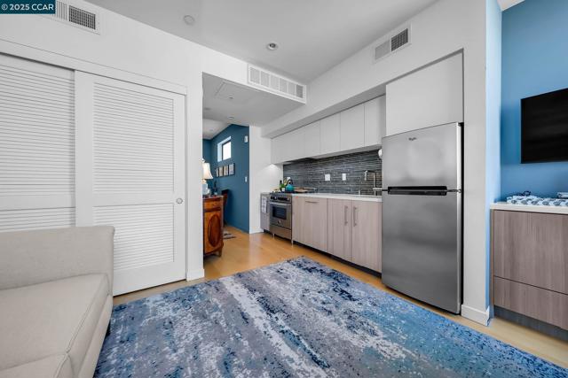 1515 15Th St, San Francisco CA: https://media.crmls.org/mediaz/eecfe171-2b3f-4159-877c-03a310bb21e3.jpg