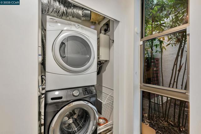 1231 Pine St, Oakland CA: https://media.crmls.org/mediaz/eed1995d-d664-4ada-a475-13a86bb1b82c.jpg
