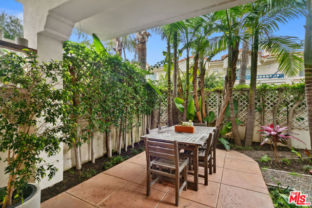 6477 Zuma View Place, Malibu CA: https://media.crmls.org/mediaz/eed1df07-6b8c-4855-9eb1-8b47f12bd775.jpg