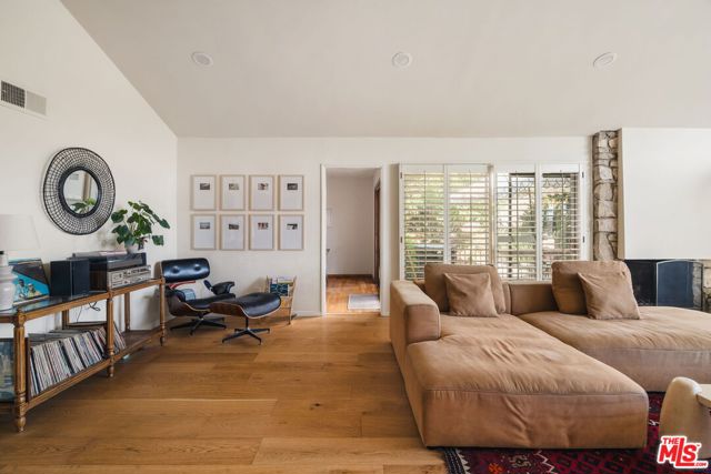 4748 Round Top Drive, Los Angeles CA: https://media.crmls.org/mediaz/eed2464e-3147-41b6-852d-5dca97edf441.jpg