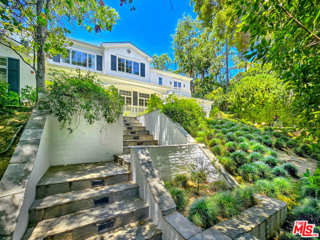 3815 Valley Meadow Road, Encino CA: https://media.crmls.org/mediaz/eed25e83-0f88-4549-997a-60dfd94f48db.jpg