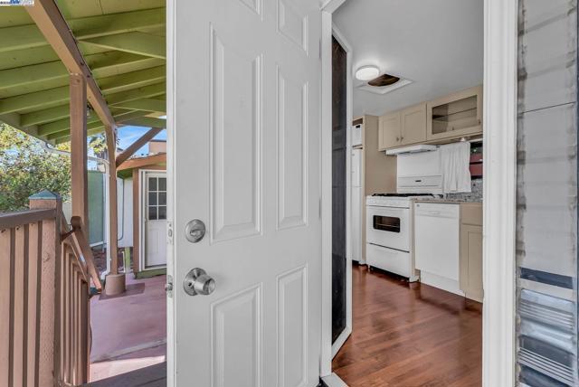 39478 Zacate Ave, Fremont CA: https://media.crmls.org/mediaz/eed26ac2-fe4d-4de6-adab-dcfe1f602033.jpg