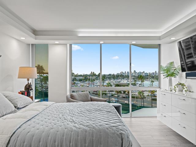 1750 Avenida Del Mundo, Coronado CA: https://media.crmls.org/mediaz/eed2f541-66a8-4bc8-8f70-84641be166af.jpg