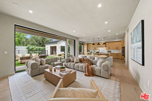 11317 Valley Spring Lane, Studio City CA: https://media.crmls.org/mediaz/eed31a3d-9f96-458a-91ec-ff64ca30c1f3.jpg