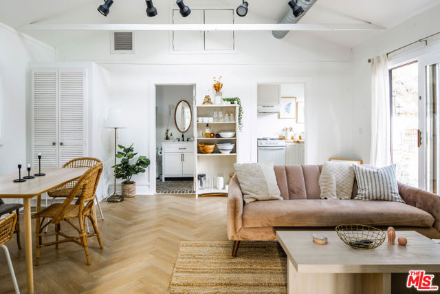 554 Mountain Green Drive, Calabasas CA: https://media.crmls.org/mediaz/eed32dc7-1b7a-4930-be7f-0bd6d7e5b19c.jpg