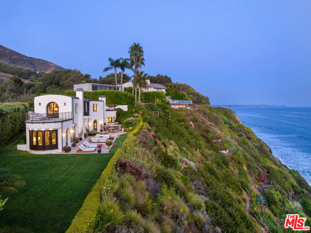 32804 Pacific Coast Highway, Malibu CA: https://media.crmls.org/mediaz/eed37ba1-9933-46c0-b889-3281e4e0f287.jpg