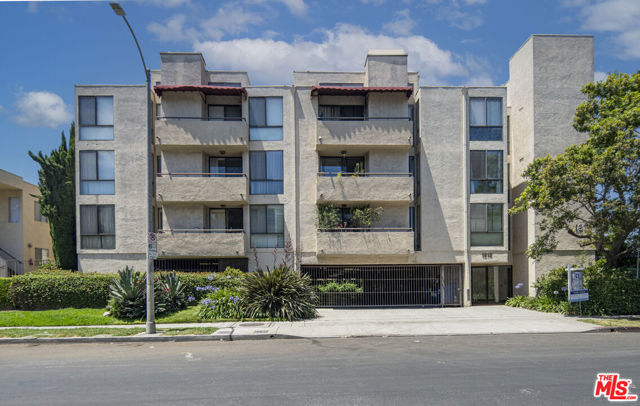 1815 Glendon Avenue, Los Angeles CA: https://media.crmls.org/mediaz/eed423ca-9273-40a4-87bf-983eef39d79f.jpg