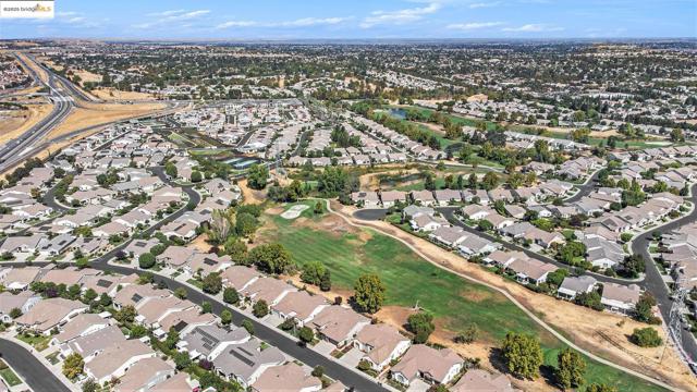 452 Tayberry Ln, Brentwood CA: https://media.crmls.org/mediaz/eed48a61-dbd6-46eb-b3d6-135a0b8a1b11.jpg