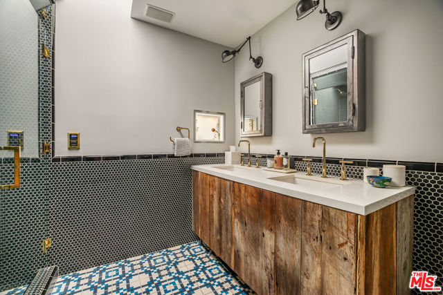 2137 Sunset Plaza Drive, Los Angeles CA: https://media.crmls.org/mediaz/eed4fe2a-84b7-4292-90d0-21c344f000ed.jpg