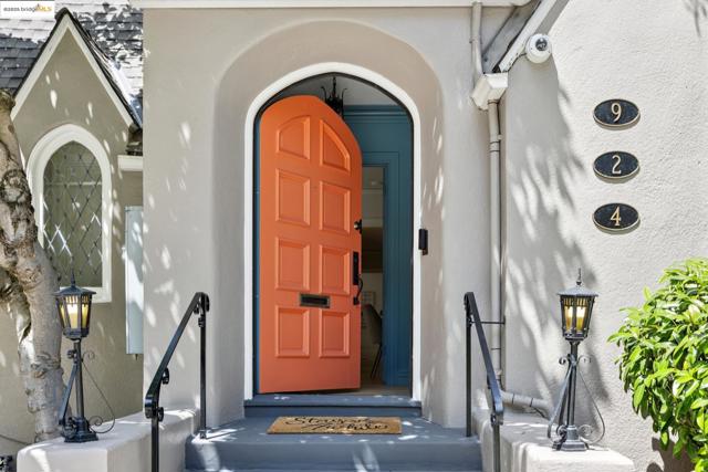 924 Trestle Glen Rd, Oakland CA: https://media.crmls.org/mediaz/eed607e7-32d3-46a3-a59e-0832a3164b53.jpg