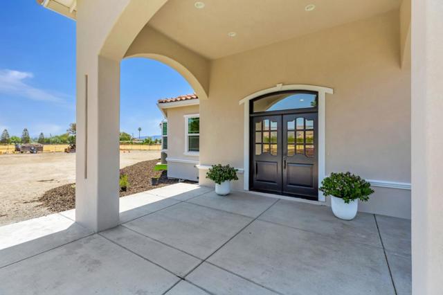 10055 Foothill Avenue, Gilroy CA: https://media.crmls.org/mediaz/eed63b8c-0215-4b77-9970-c0614c6cf620.jpg