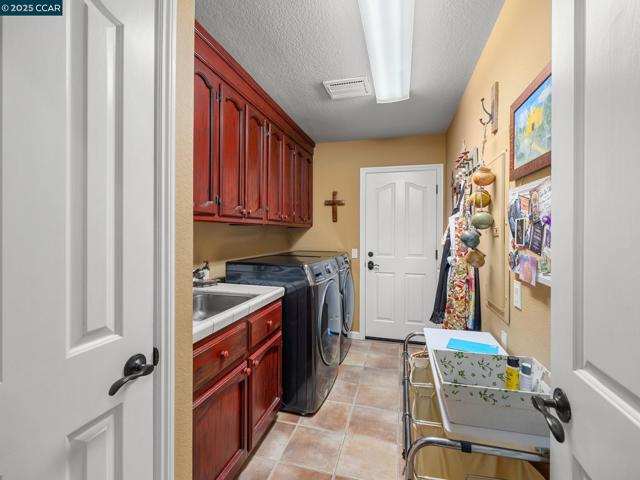4640 Kingswood Dr, Danville CA: https://media.crmls.org/mediaz/eed642cc-bf7f-4068-a0da-3f141ab7c9ee.jpg