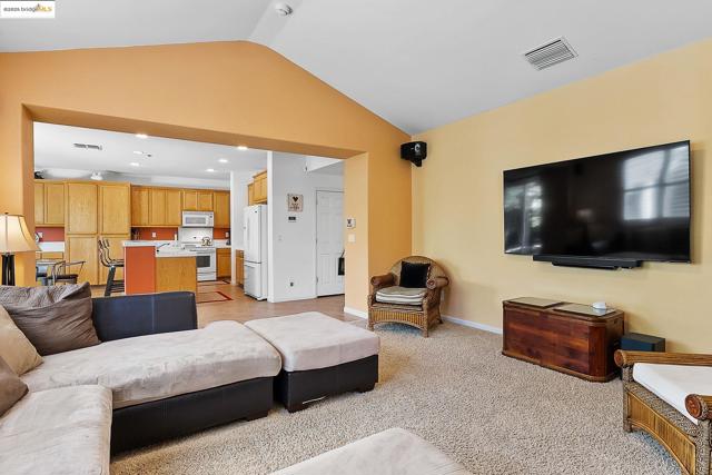 907 Snapdragon Way, Brentwood CA: https://media.crmls.org/mediaz/eed69b89-2552-4752-88cf-04894667a837.jpg