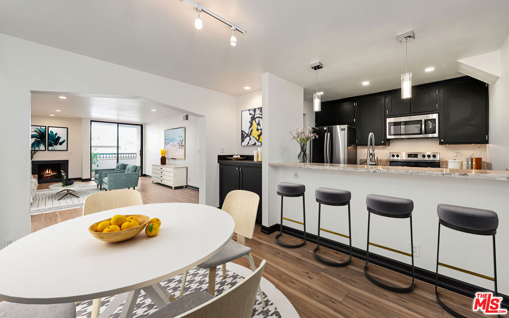 906 N Doheny Drive 402