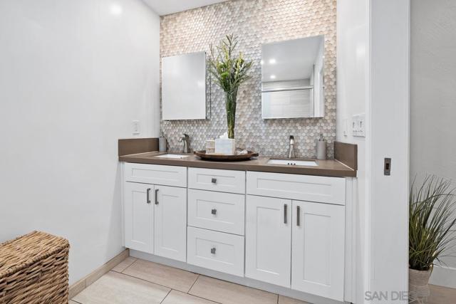 4386 Argos Dr, San Diego CA: https://media.crmls.org/mediaz/eed71b74-bbe4-4d5e-a1a5-b0377847fcee.jpg
