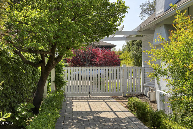 662 S El Molino Avenue, Pasadena CA: https://media.crmls.org/mediaz/eed8c079-f384-4cfa-b862-6c6b2e054a6b.jpg