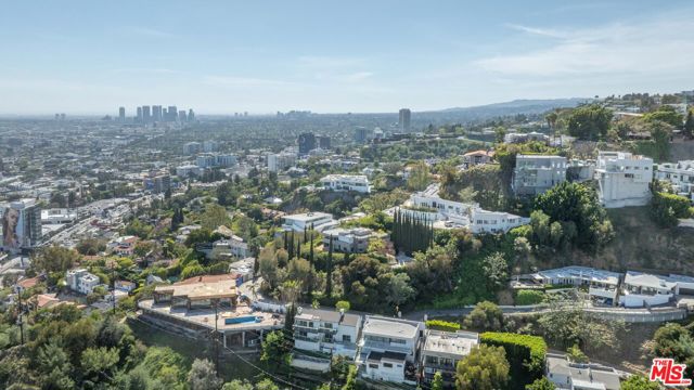 8450 Carlton Way, Los Angeles CA: https://media.crmls.org/mediaz/eed8c677-f071-449b-a29f-f20279205604.jpg