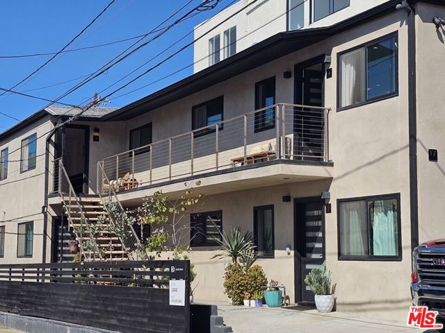 17 Sunset Avenue, Venice CA: https://media.crmls.org/mediaz/eeda46ac-4c62-4b2e-8839-290c0fb5d2d4.jpg