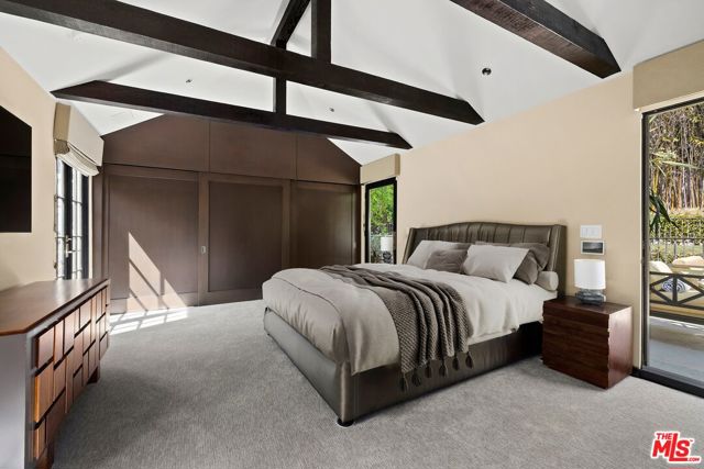3300 N Knoll Drive, Los Angeles CA: https://media.crmls.org/mediaz/eeda53e7-210f-4c1e-ba34-3460f472dcbf.jpg