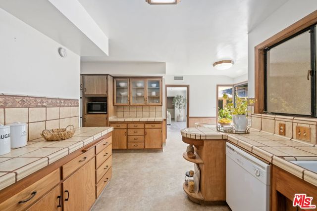 515 Warner Avenue, Los Angeles CA: https://media.crmls.org/mediaz/eeda6cc7-1318-4516-bc68-3b430c1a041c.jpg