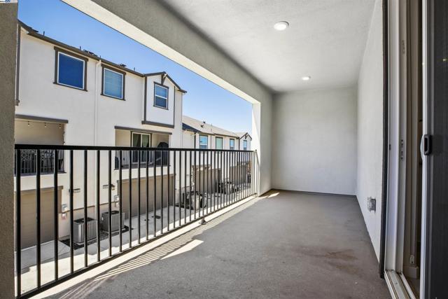 3062 Beaded Mist Walk, Sacramento CA: https://media.crmls.org/mediaz/eedb4239-c79e-4446-bd18-04d50cb3ed58.jpg