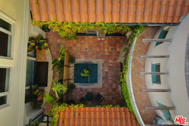 416 Carroll Canal, Venice CA: https://media.crmls.org/mediaz/eedb5888-0eee-43e7-8cba-8815cf2b3309.jpg