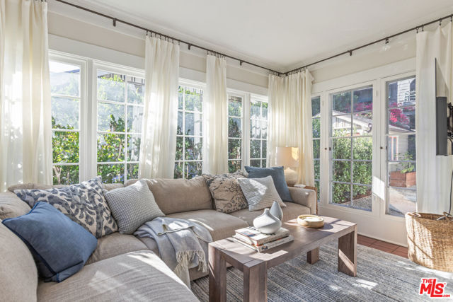 601 S Hudson Avenue, Pasadena CA: https://media.crmls.org/mediaz/eedb5dc0-6547-4d67-b676-41e01b75461c.jpg