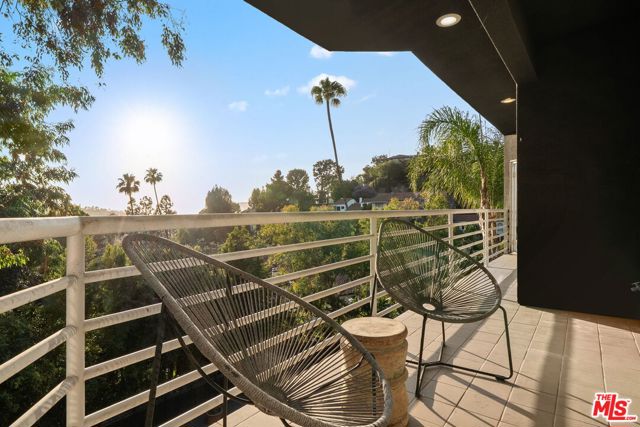 3275 N Knoll Drive, Los Angeles CA: https://media.crmls.org/mediaz/eedc0276-b386-40d8-b97b-843349d9d863.jpg