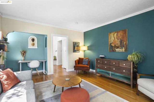 1222 Hollywood Ave, Oakland CA: https://media.crmls.org/mediaz/eedc485b-20c8-4b9e-9d77-056077dc15be.jpg