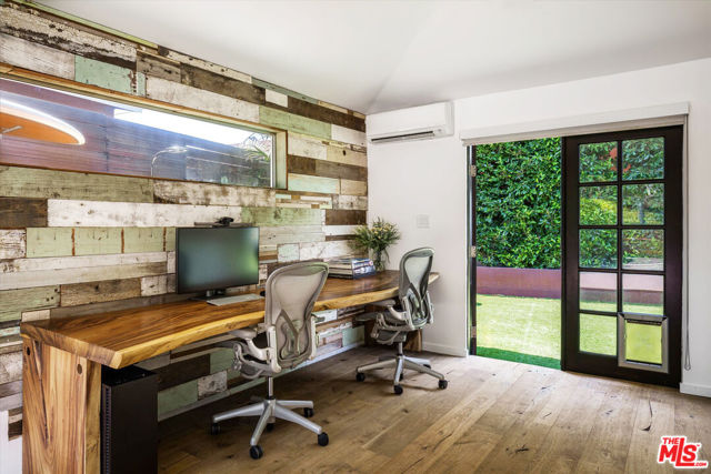 2501 Walnut Avenue, Venice CA: https://media.crmls.org/mediaz/eedc8ec2-2d20-4d55-bab5-8c3849d9e880.jpg