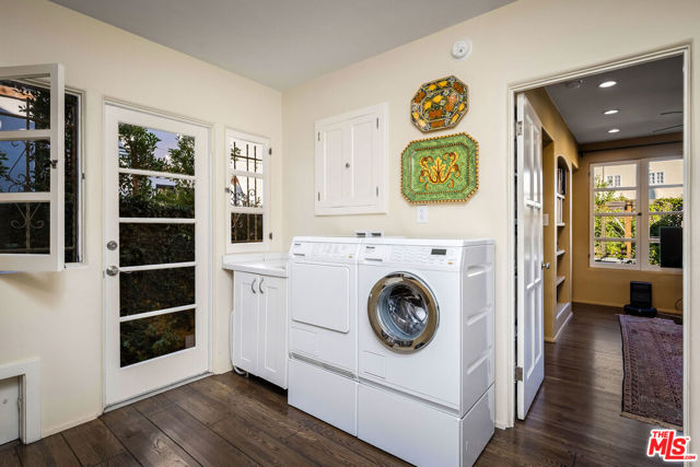 500 N Las Palmas Avenue, Los Angeles CA: https://media.crmls.org/mediaz/eedd425a-4706-47db-8fbe-1df9ffa42e9e.jpg