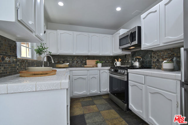 15200 Del Gado Drive, Sherman Oaks CA: https://media.crmls.org/mediaz/eedd68be-25d4-4b1e-8f29-95f0bd45841e.jpg