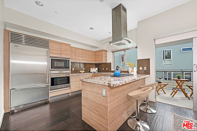 3119 Via Dolce, Marina del Rey CA: https://media.crmls.org/mediaz/eede6d09-037d-46c4-b481-059e3ee9fb06.jpg