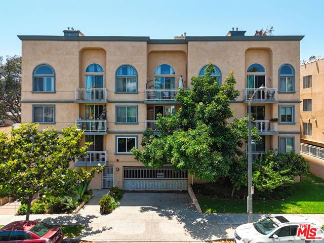 1211 S Shenandoah Street, Los Angeles CA: https://media.crmls.org/mediaz/eedecb7f-f07f-4752-a17f-6297a432a362.jpg