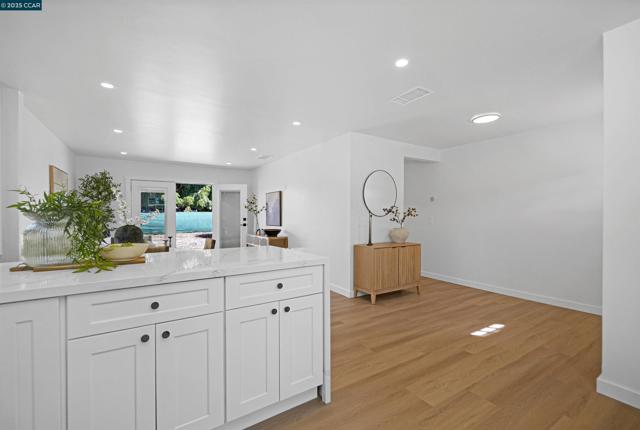 10060 Bernhardt Dr, Oakland CA: https://media.crmls.org/mediaz/eedee109-ba6b-4b58-aa63-a8d3c9bd93e7.jpg