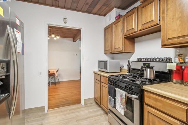 19136 Mayberry Dr, Castro Valley CA: https://media.crmls.org/mediaz/eee0b006-5469-4970-b307-f927927ccf84.jpg