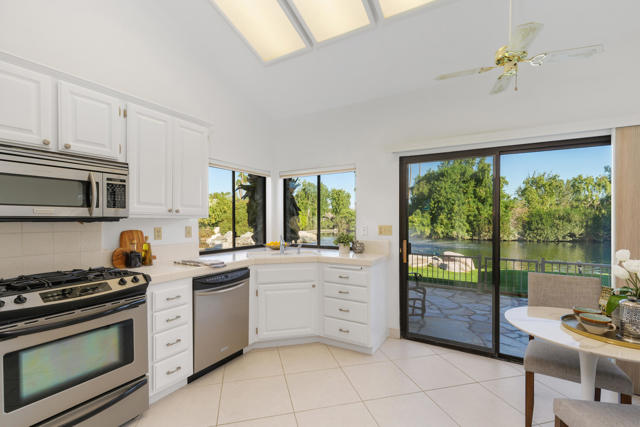 220 Green Mountain Drive, Palm Desert CA: https://media.crmls.org/mediaz/eee0b5f5-e2d7-493e-84a1-5ae3e1e4d54e.jpg