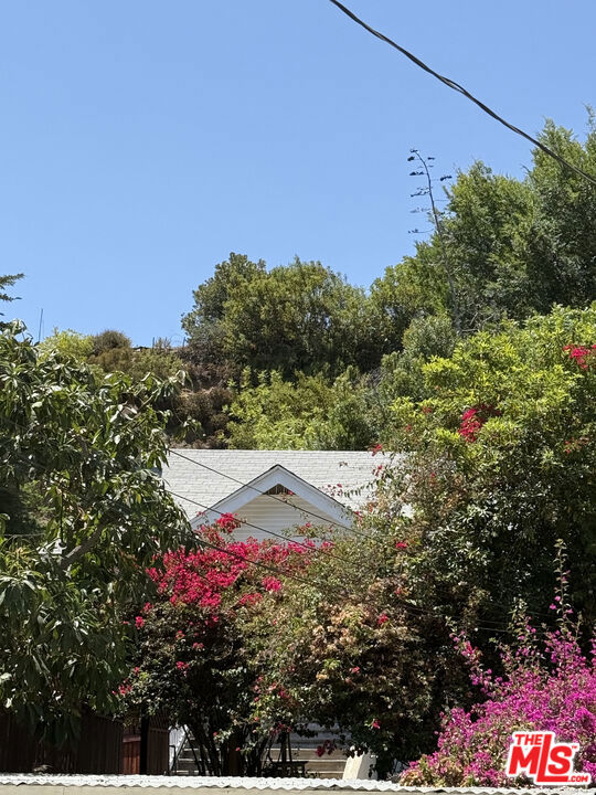 2565 Glen Green Street, Los Angeles CA: https://media.crmls.org/mediaz/eee0f3bf-7b2d-4ffb-afb9-cde2ac26c992.jpg