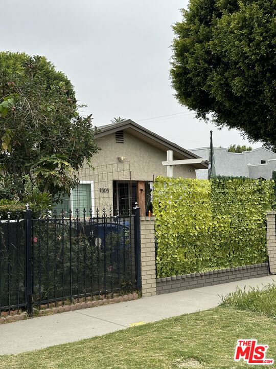 1505 60th Place, Los Angeles, California 90047, 2 Bedrooms Bedrooms, ,1 BathroomBathrooms,Single Family Residence,For Sale,60th,24400995