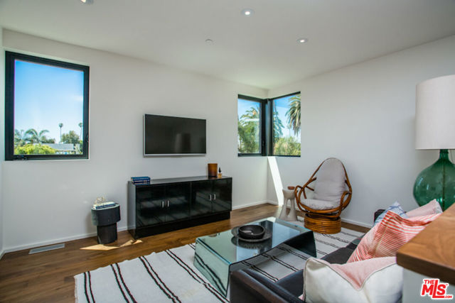 848 Milwood Avenue, Venice CA: https://media.crmls.org/mediaz/eee1ea4e-7f10-42a5-8a01-4b58d1d1d857.jpg