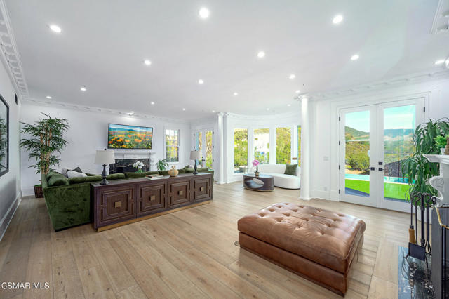 508 W Stafford Road, Thousand Oaks CA: https://media.crmls.org/mediaz/eee209cf-fba9-4984-992d-49c6af5002c2.jpg