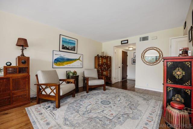 2564 Navarra Dr, Carlsbad CA: https://media.crmls.org/mediaz/eee2c7af-3327-413f-bd0f-68f38acdb23b.jpg